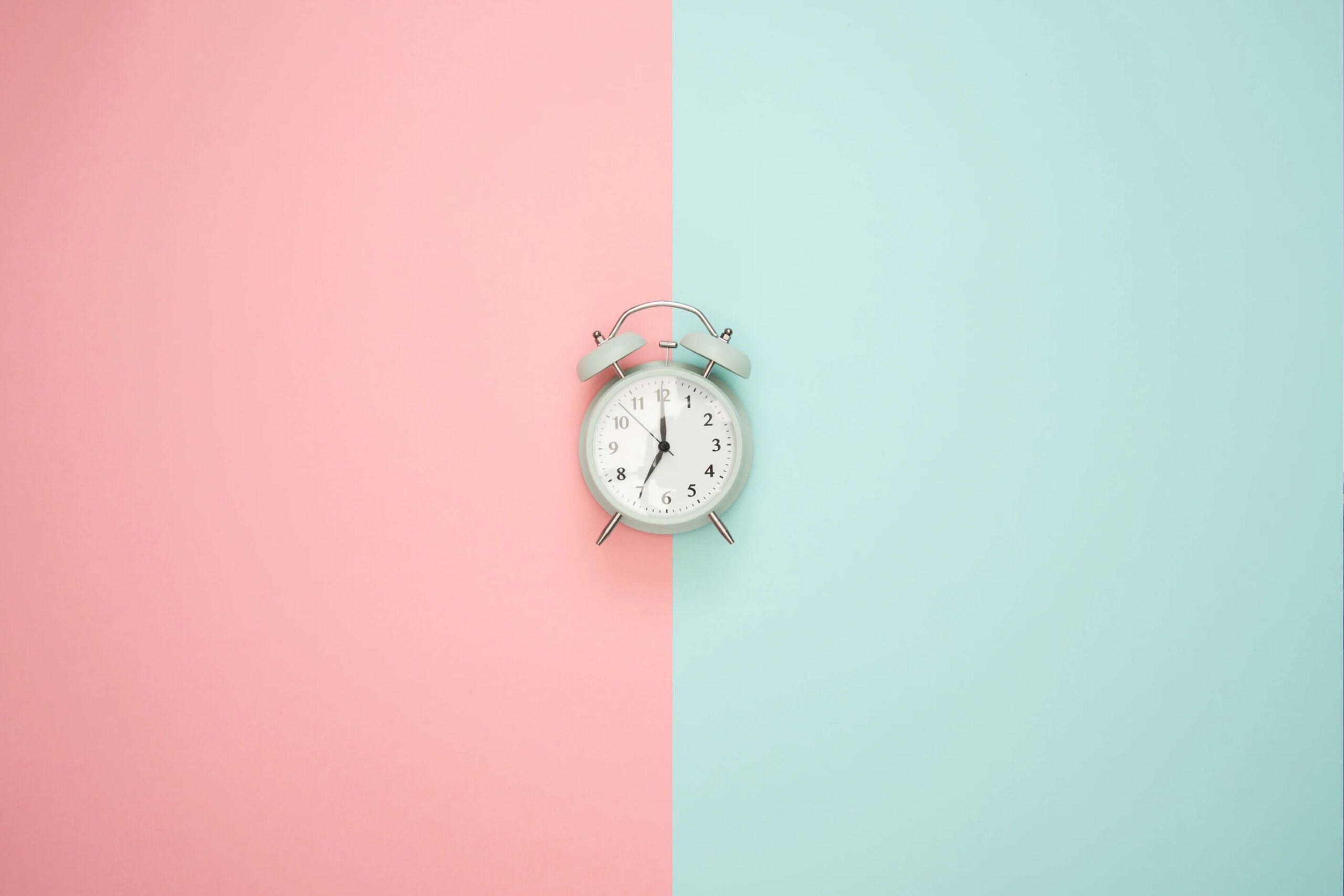 Alarm Clock with Two-Tone Background